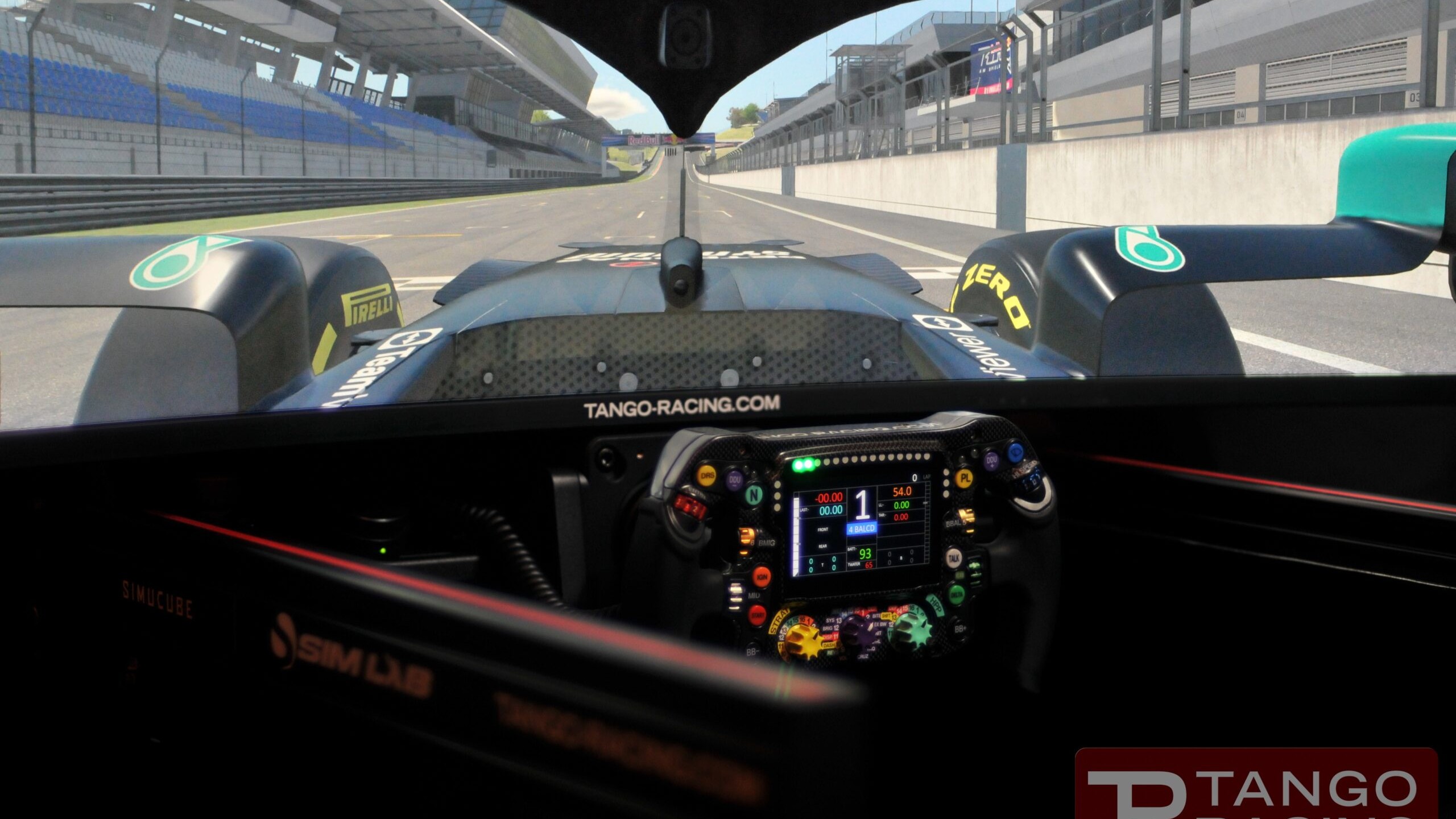 Original MERCEDES-AMG PETRONAS F1 Lenkrad im F1-Simulator in Verwendung