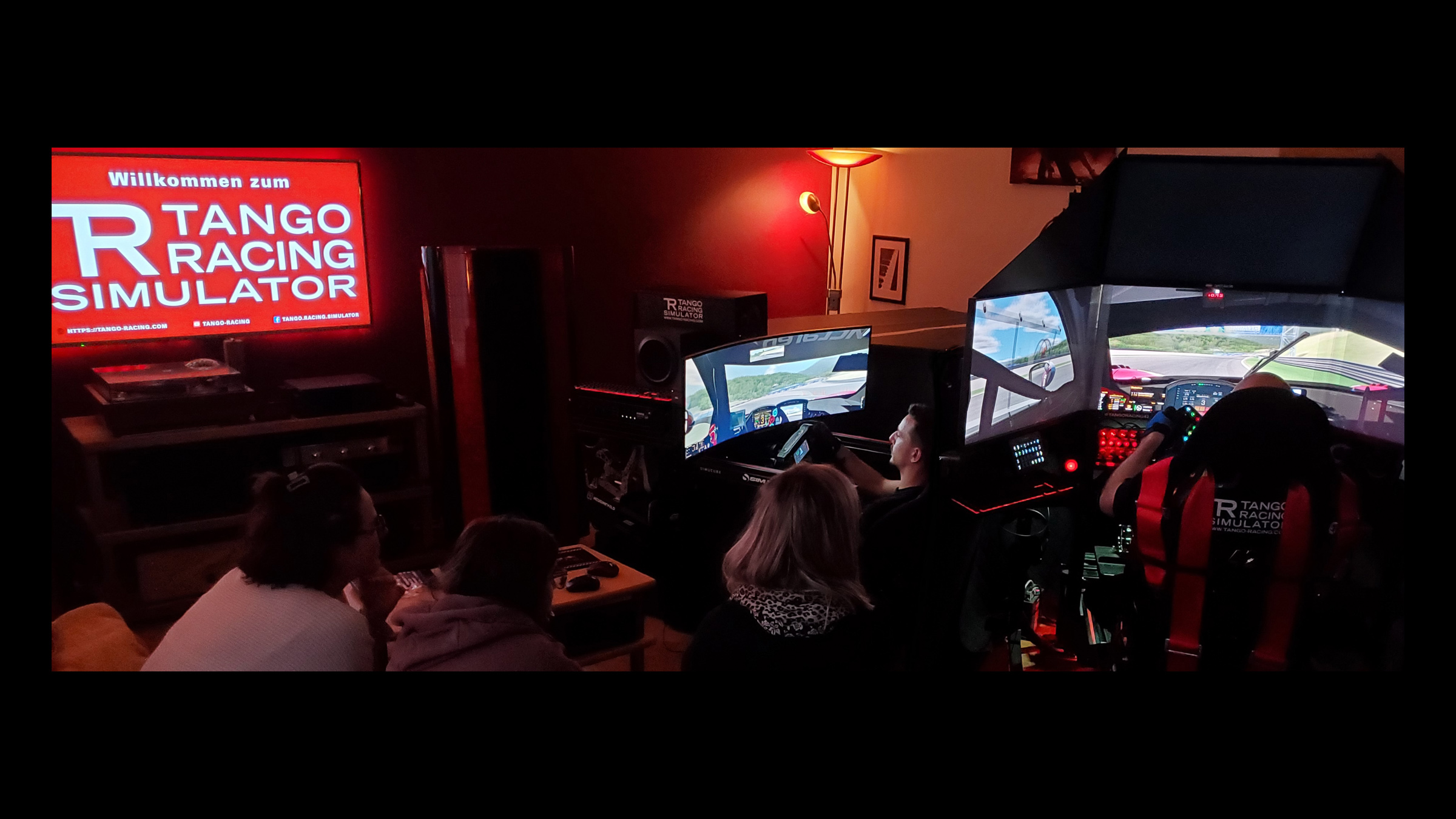 Kunden am TANGO RACING Rennsimulator in Wien