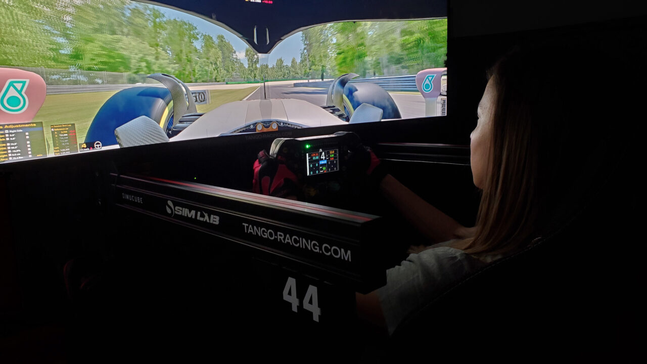 Kundin im F1-Simulator von TANGO RACING