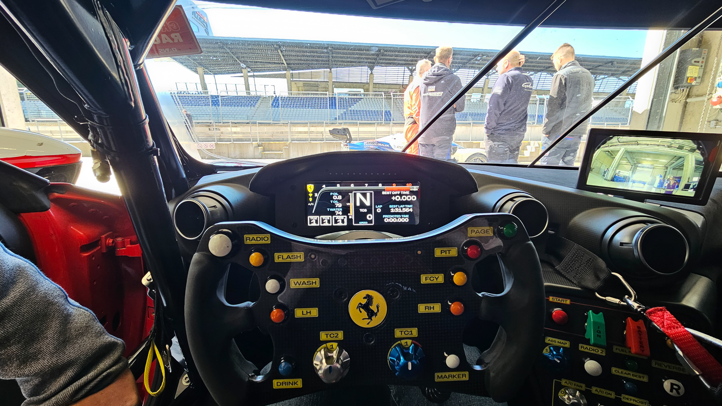 Cockpit eines echten Ferrari 296 Challenge