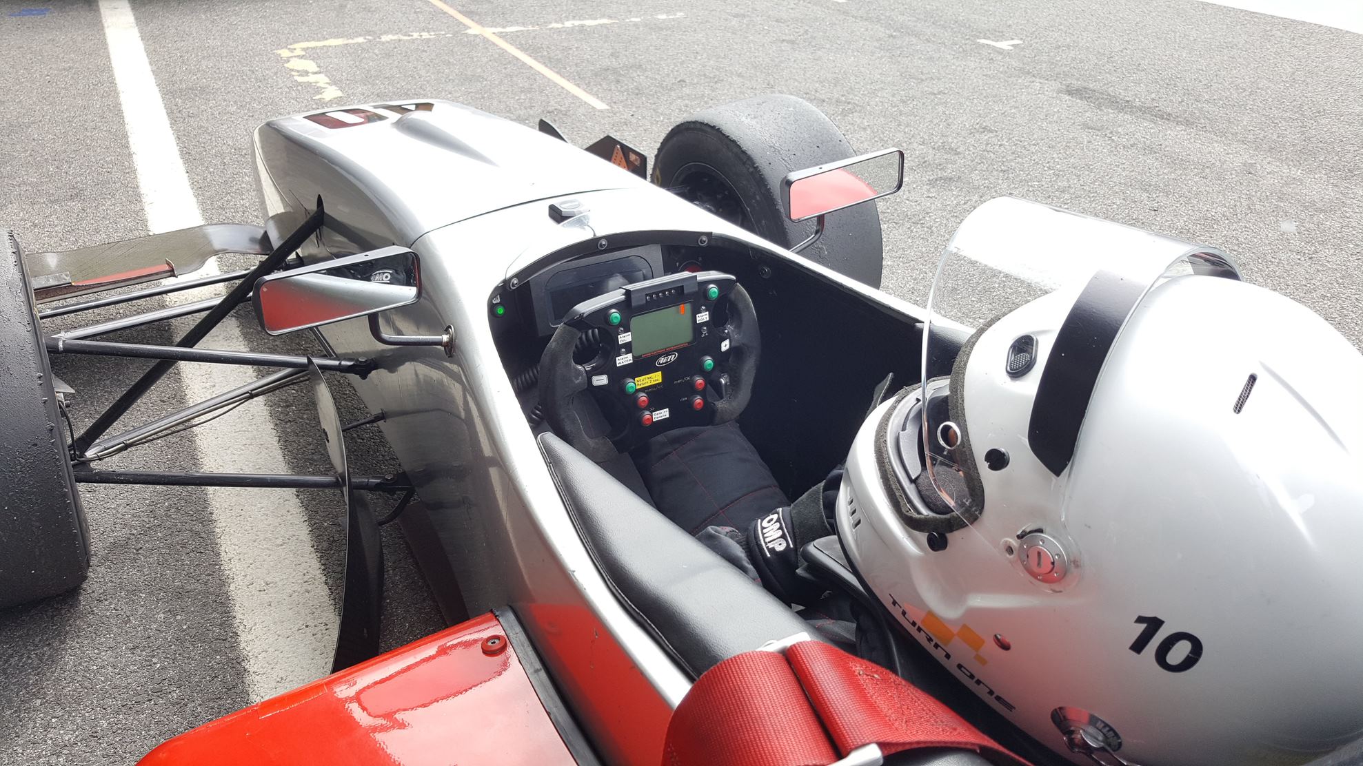 Cockpit eines Formel Renault 2.5 an der Box
