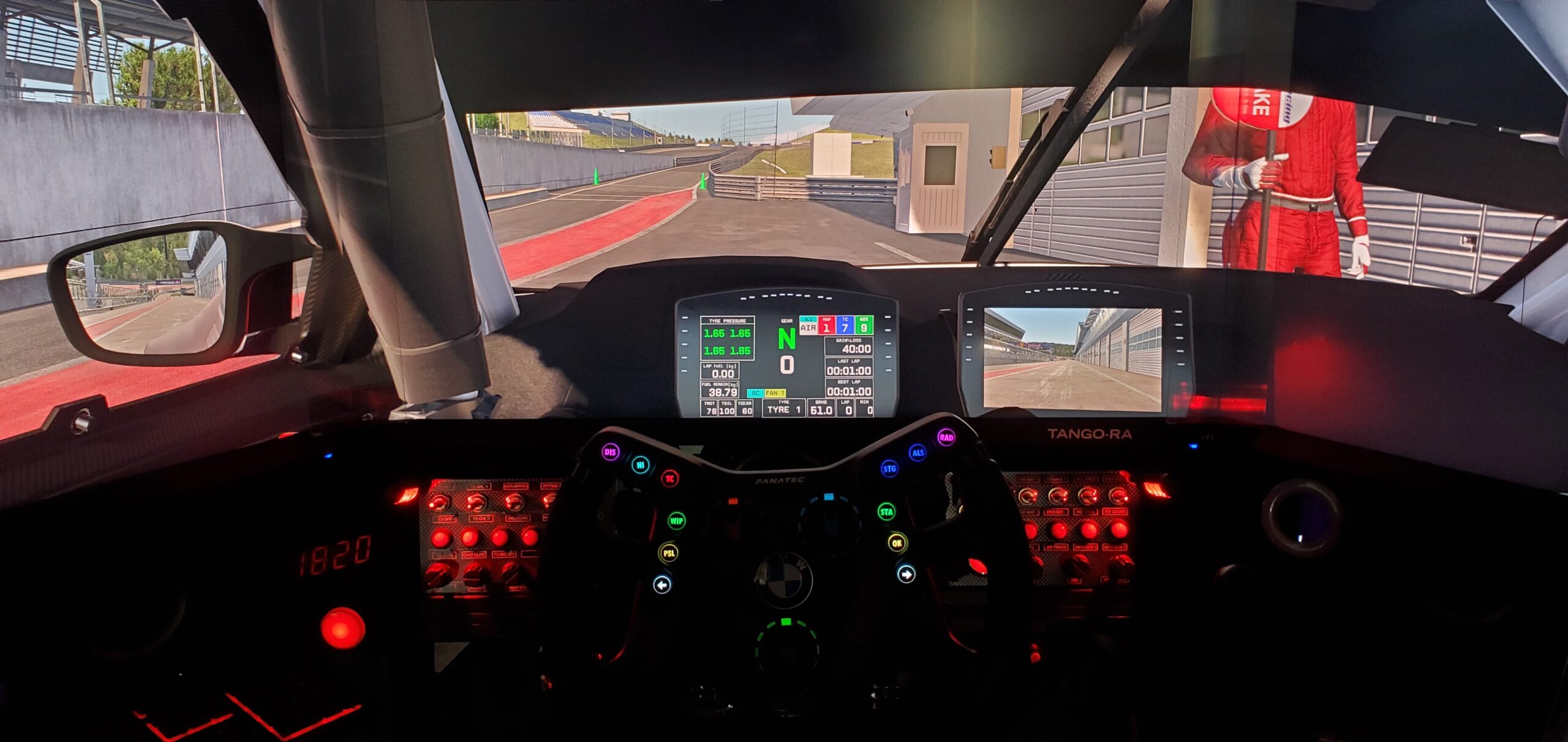 Blick aus dem Cockpit des GT-Simulators von TANGO RACING auf die Rennstrecke