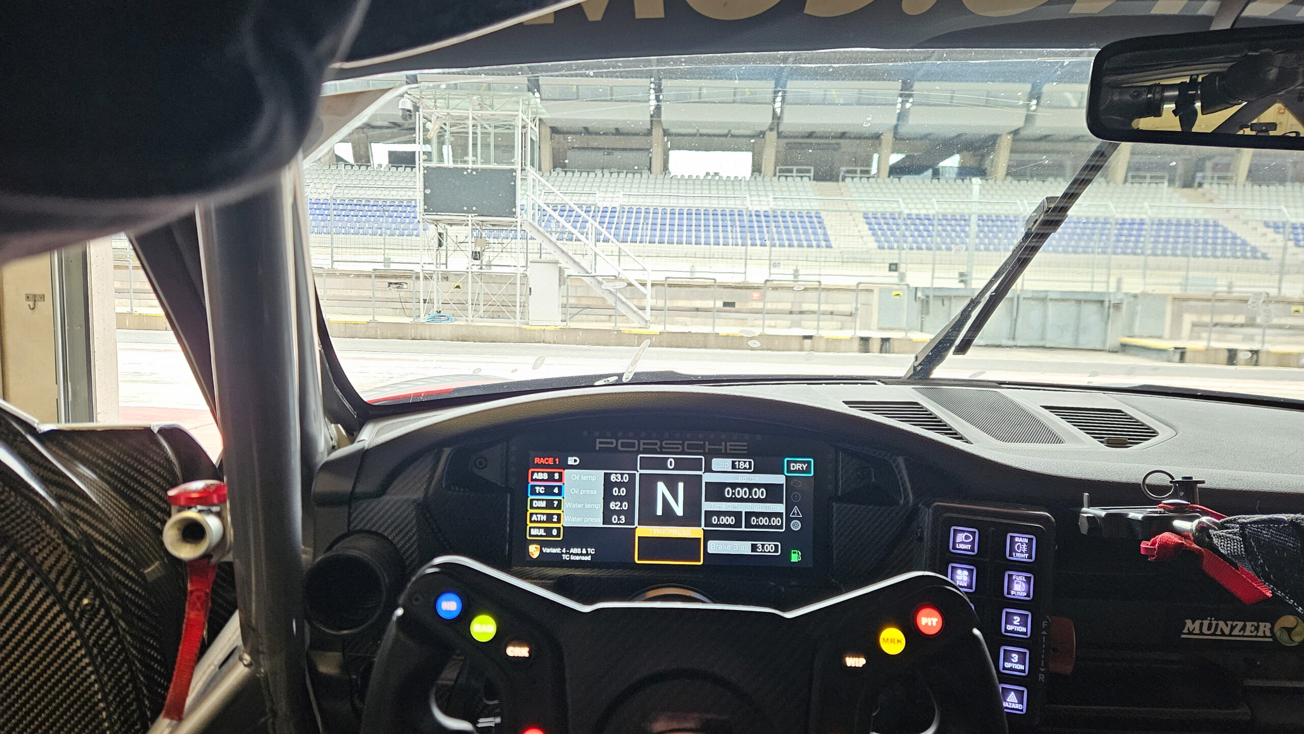Cockpit eines echten Porsche 911 GT3 Cup 992.1