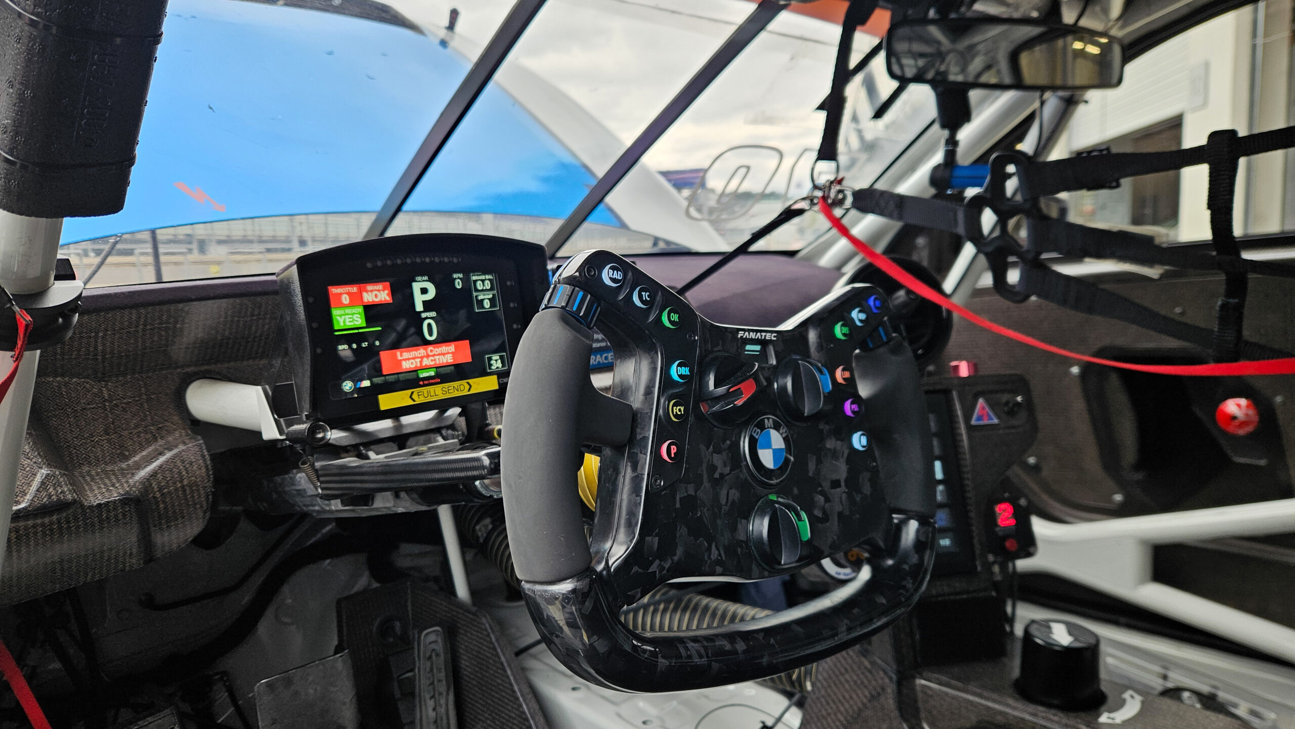 Cockpit eines echten BMW M4 GT4 auf der Rennstrecke