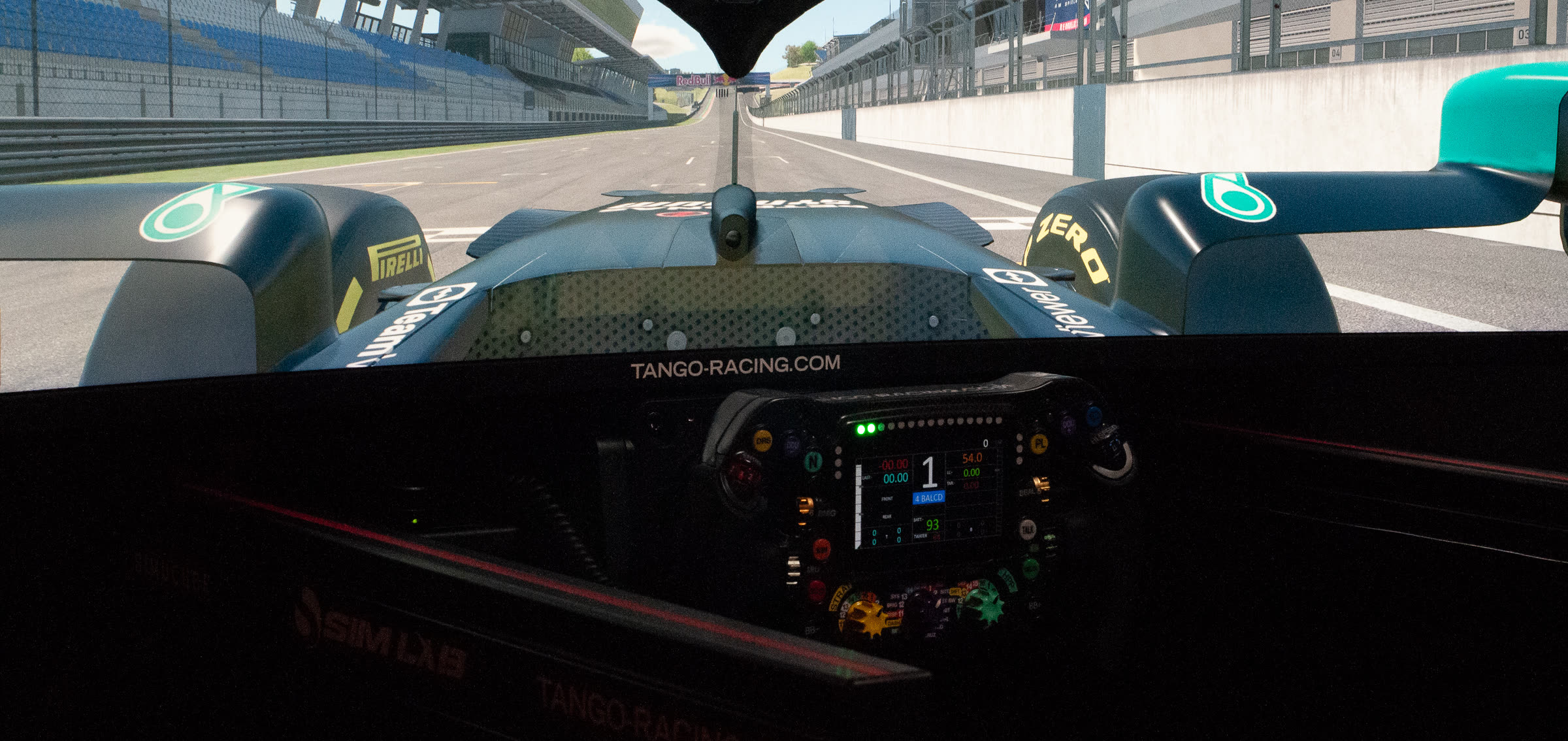 Blick aus dem Cockpit des F1-Simulators von TANGO RACING auf die Rennstrecke