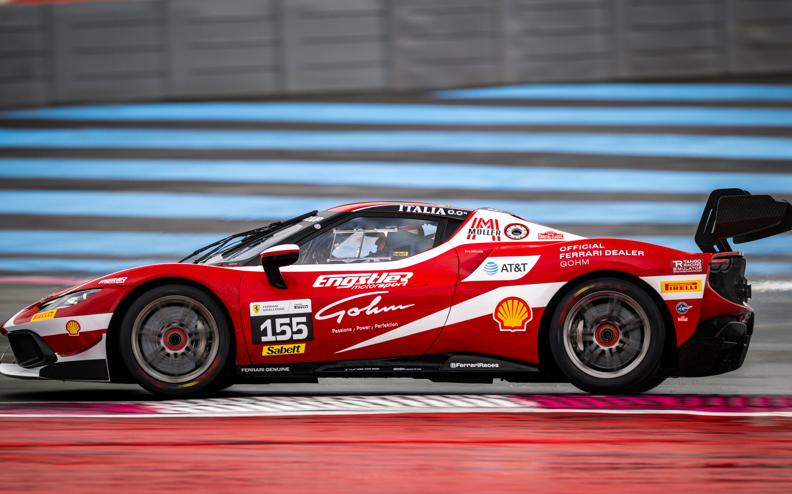 Ferrari 296 Challenge eines Kunden mit TANGO RACING SIMULATOR Aufkleber auf der Rennstrecke