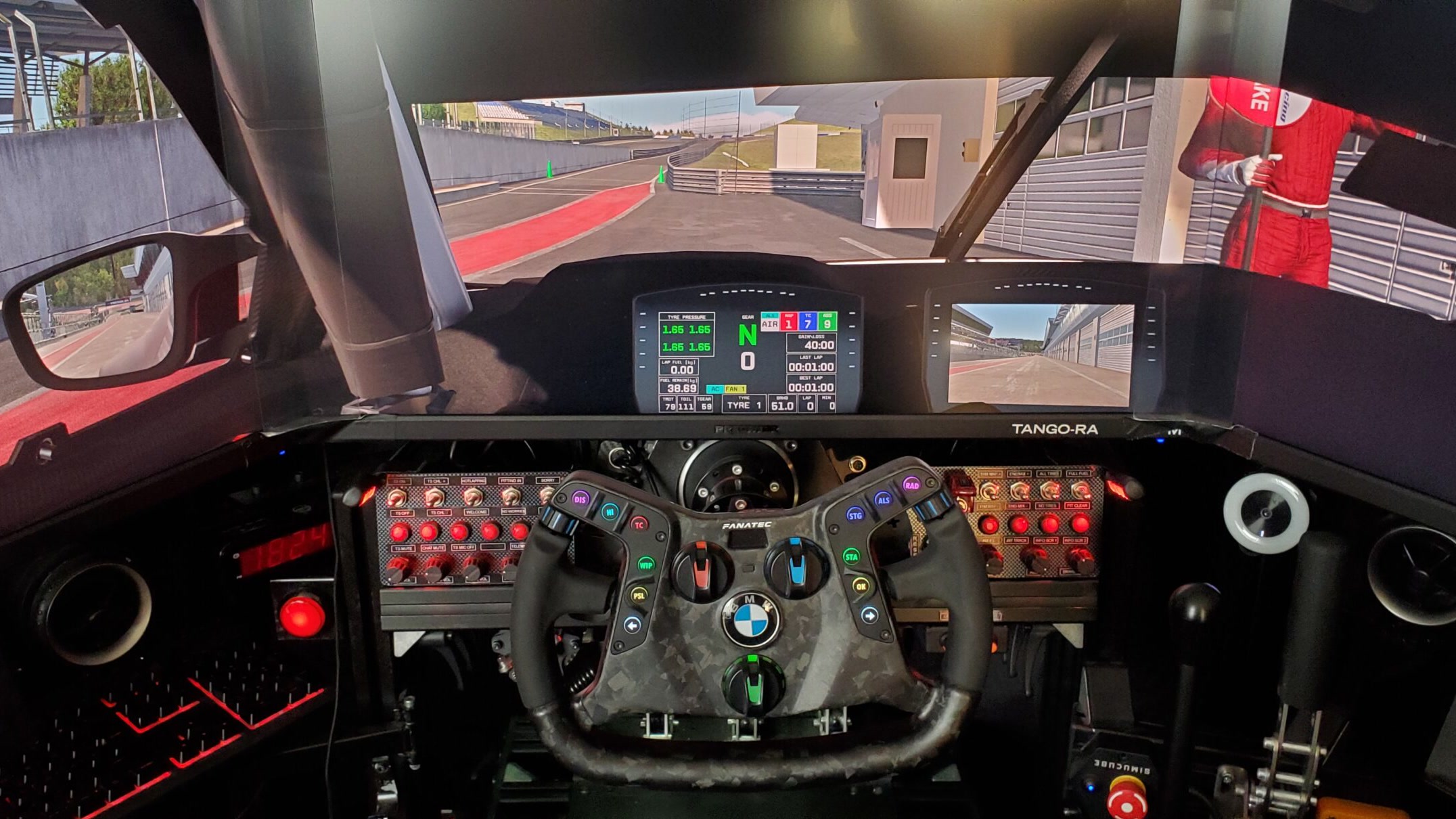 Cockpit des BMW M4 GT3 im TANGO RACING GT-Simulator