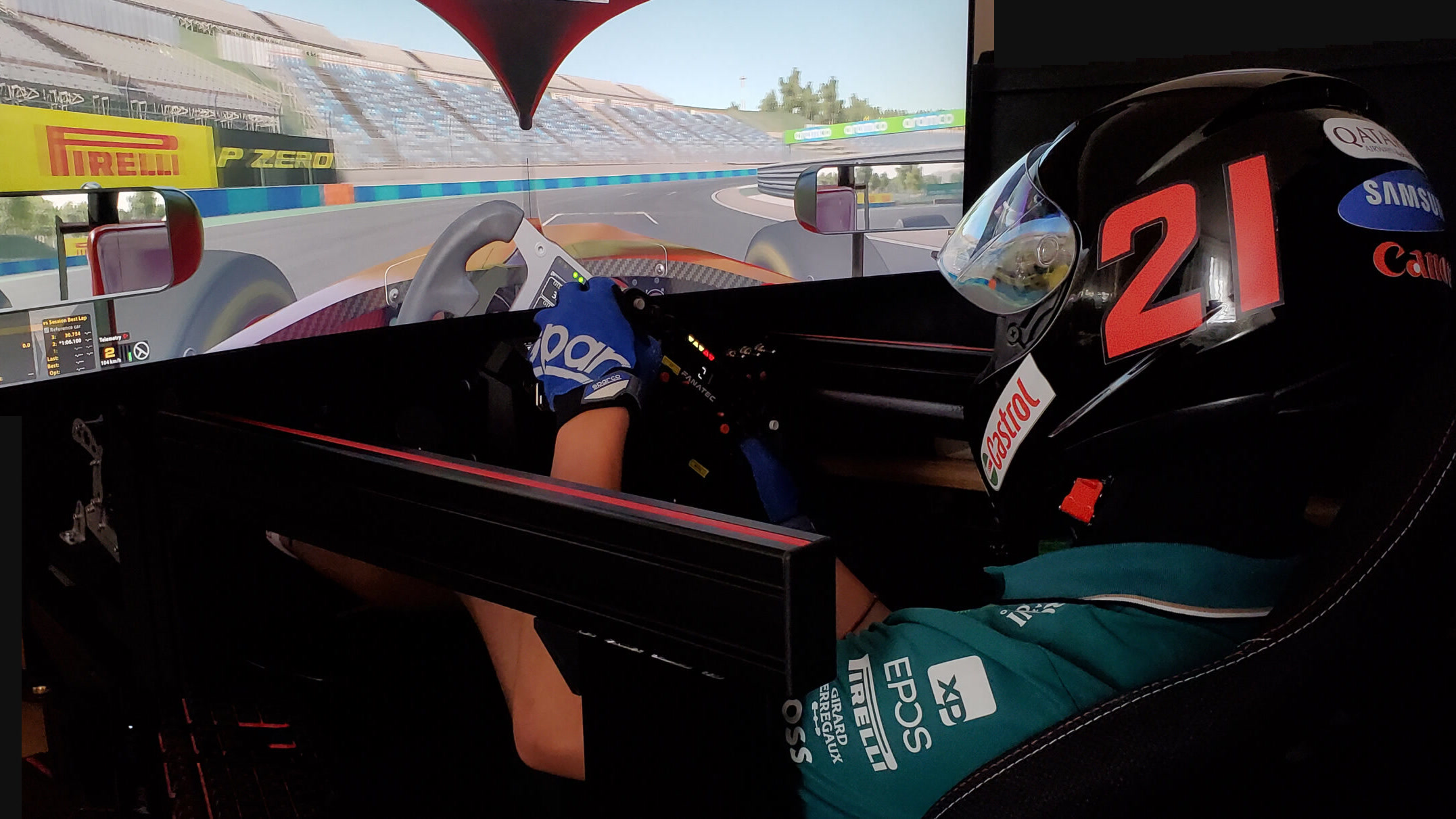 Fahrer mit Helm im F1-Simulator von TANGO RACING