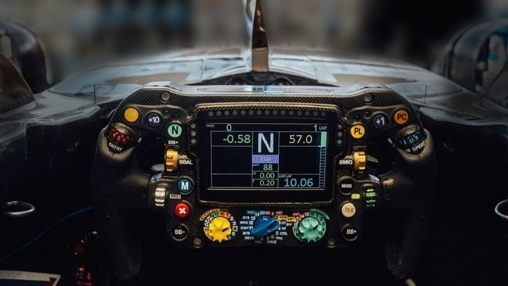 Blick aus dem Cockpit eines Mercedes-AMG Formel-1-Rennwagens