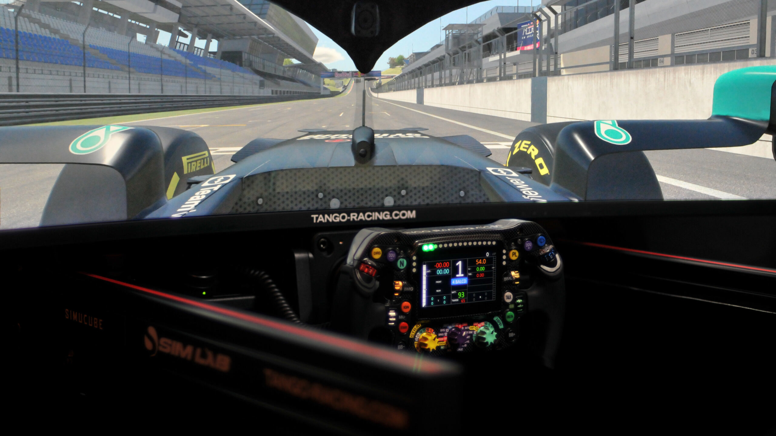 Cockpit des F1-Simulators von TANGO RACING mit Blick auf die Start-Ziel-Gerade