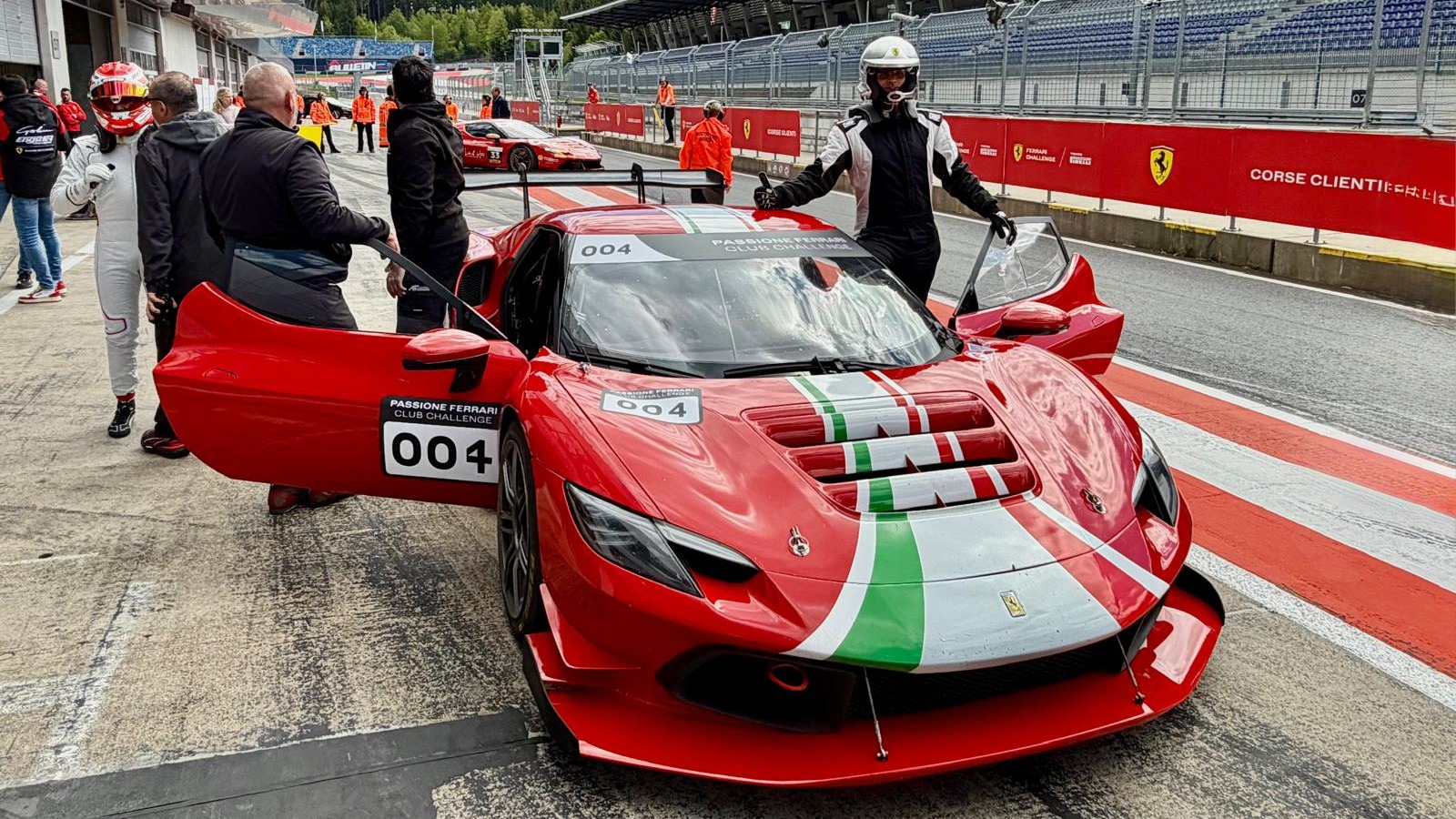 Bernhard Gehberger mit dem Ferrari 296 Challenge in der Boxengasse