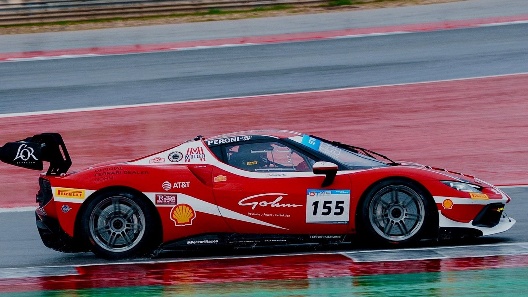 Ferrari 296 Challenge mit TANGO RACING SIMULATOR Aufkleber auf der Rennstrecke