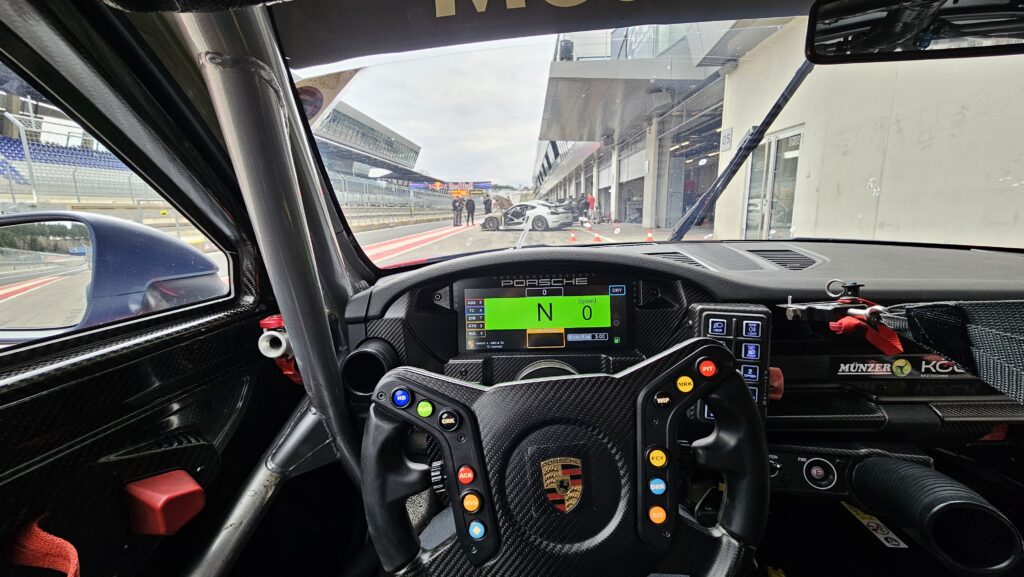 Blick aus dem Cockpit des Porsche 911 GT3 Cup in die Boxengasse des Red Bull Rings