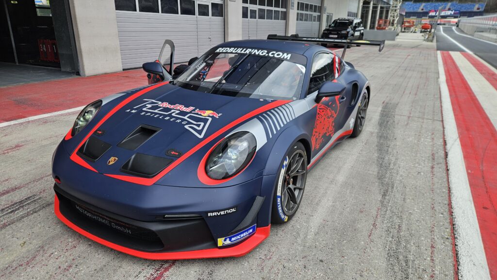 Porsche 911 GT3 Cup 992.1 in der Boxengasse des Red Bull Rings