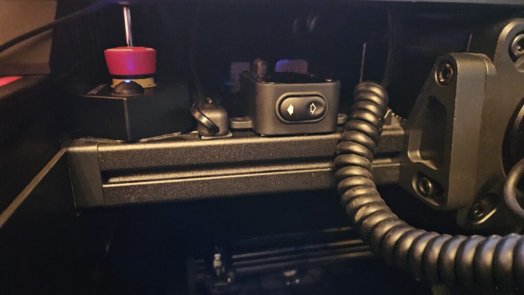 Wippschalter zum elektrischen Verstellen der Pedalerie im Simulator