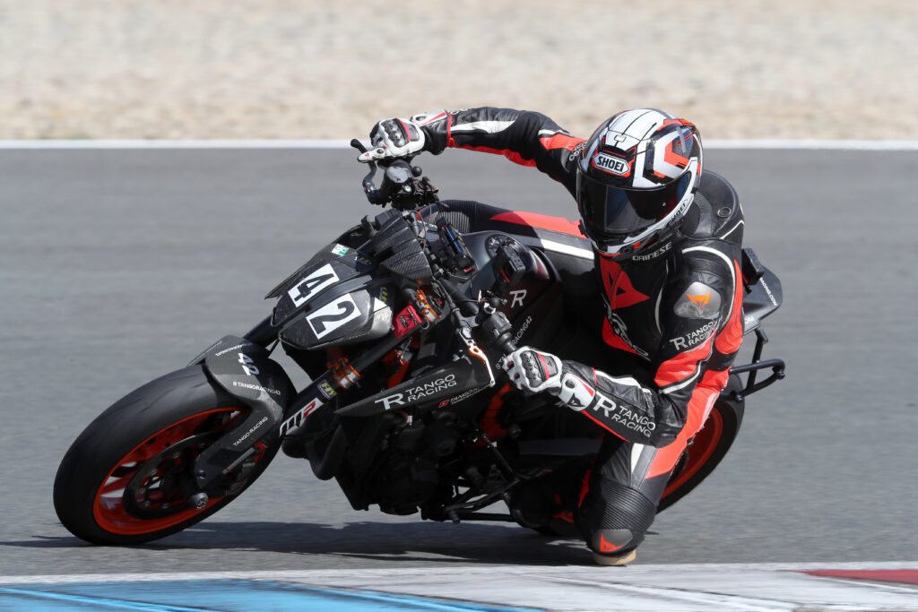 Bernhard Gehberger in Schräglage mit der KTM 890 Duke R auf dem Brno Circuit
