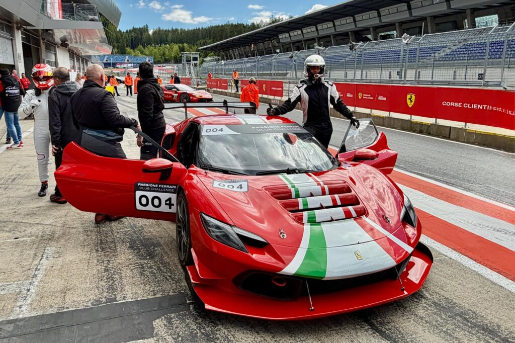 Ferrari 296 Challenge in der Boxengasse des Red Bull Rings bei Ferrari Corse Clienti