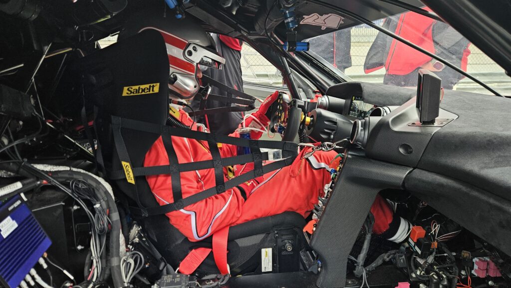 Sitzposition im Ferrari 296 Challenge mit Sabelt-Schalensitz und Sechspunktgurt