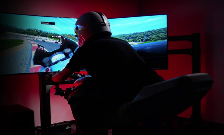 Motorradsimulator mit gebogener Leinwand und Fahrer in Rennhaltung