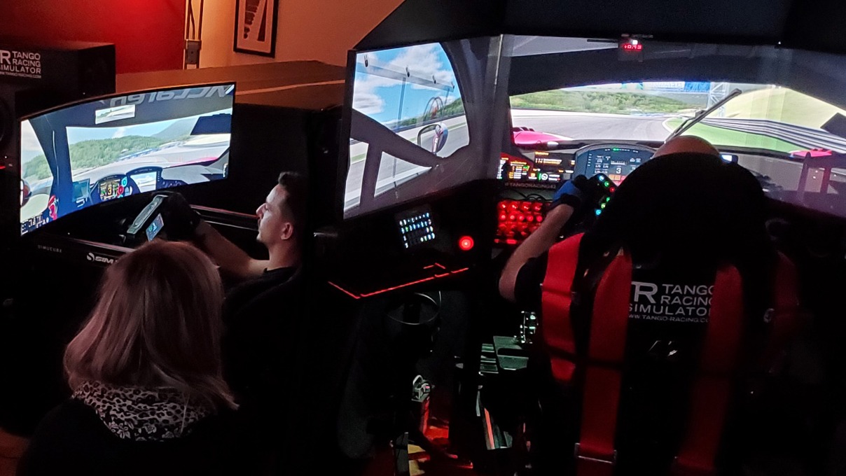 Zwei Simulatoren im Head to Head Rennen bei TANGO RACING