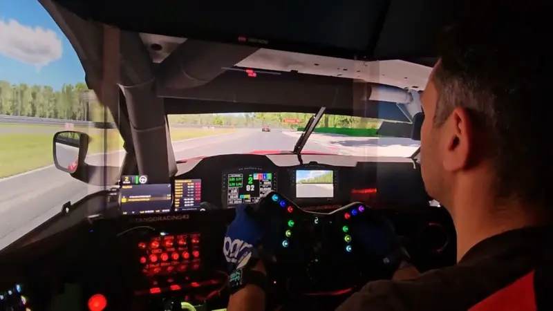 BMW M4 GT3 EVO auf Monza mit original BMW M4 GT3 Lenkrad im GT-Simulator Wien