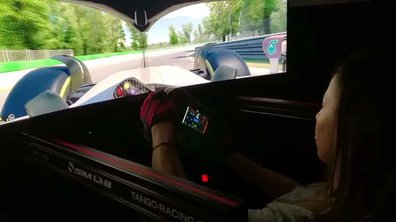 Michaela im F1 Mercedes-AMG W13 auf Monza mit original Mercedes-AMG Petronas F1 Lenkrad